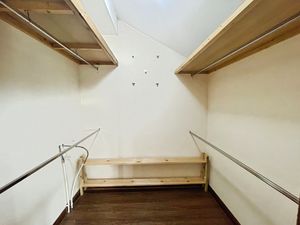 Walk in wardrobe- click for photo gallery